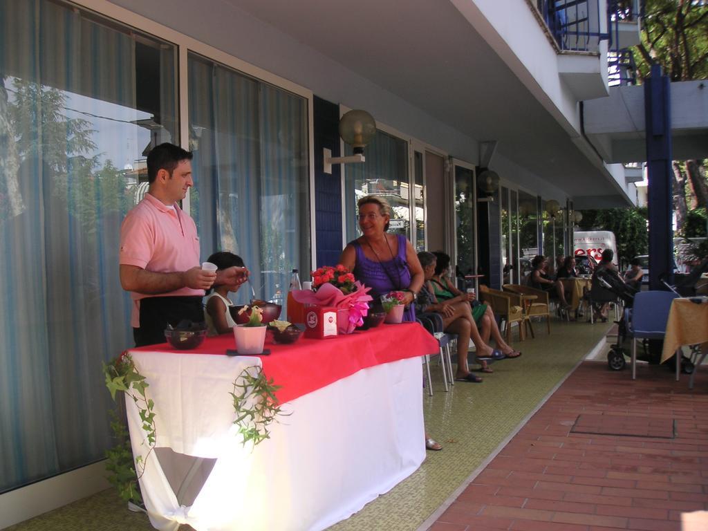 Hotel Canasta Riccione Buitenkant foto