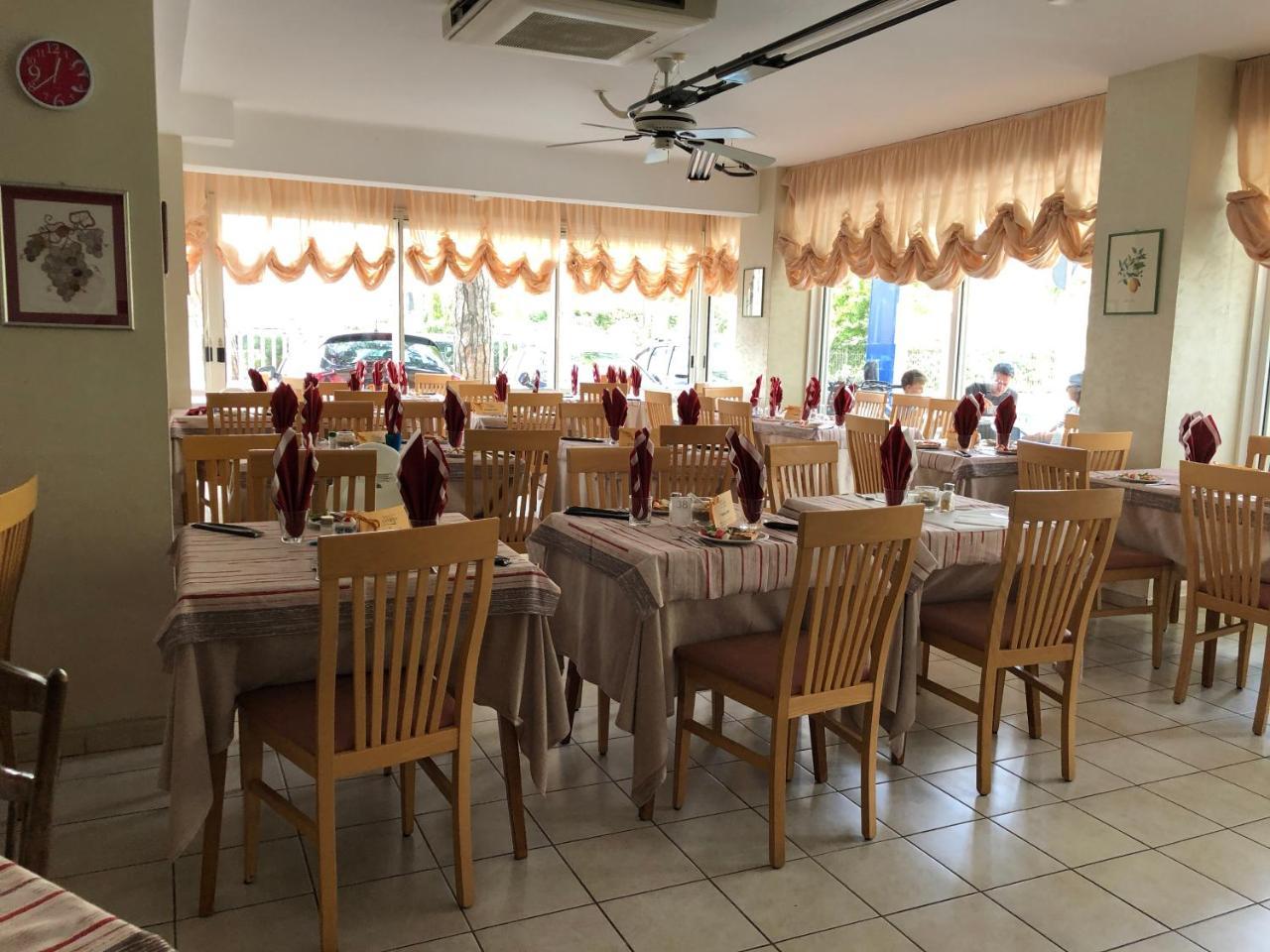 Hotel Canasta Riccione Buitenkant foto